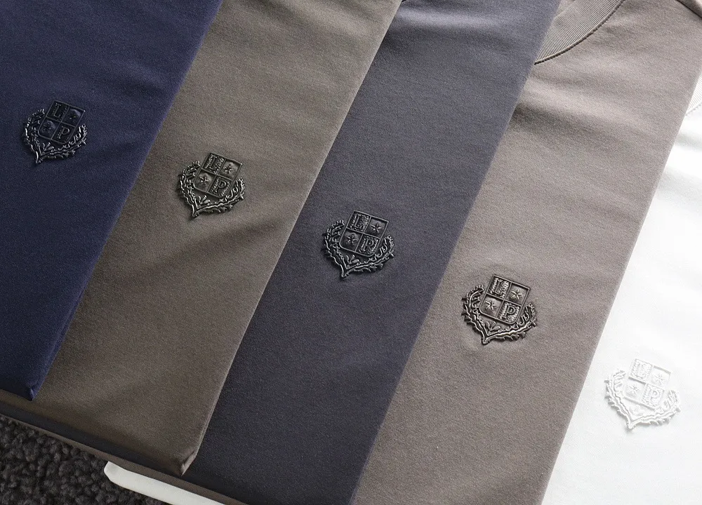 Loro Piana# Custom-woven model of high-end mercerized fabric. Classic embroidered logo# Does not tie the body. Exclusively customized imported pure cotton fabric. The upper body has a loose and casual silhouette. The texture is comfortable and breathable. It will not deform after being washed for a long time. Fashionable and casual. Versatile! Color: Gray Blue White Green Khaki Sizes: M-3xl